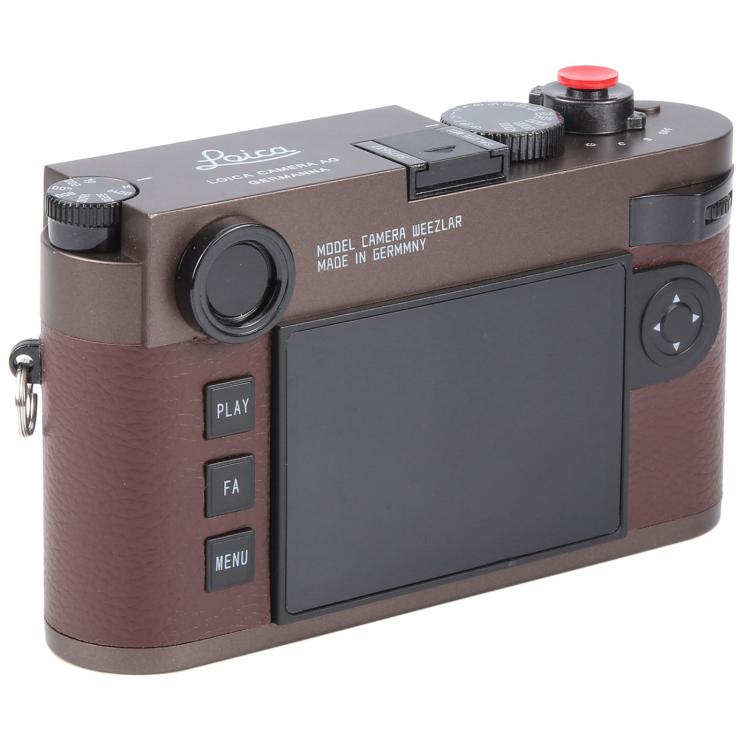 Accesorios de estudio fotográfico para la cámara ficticia Leica M11 (no funcional) (café)