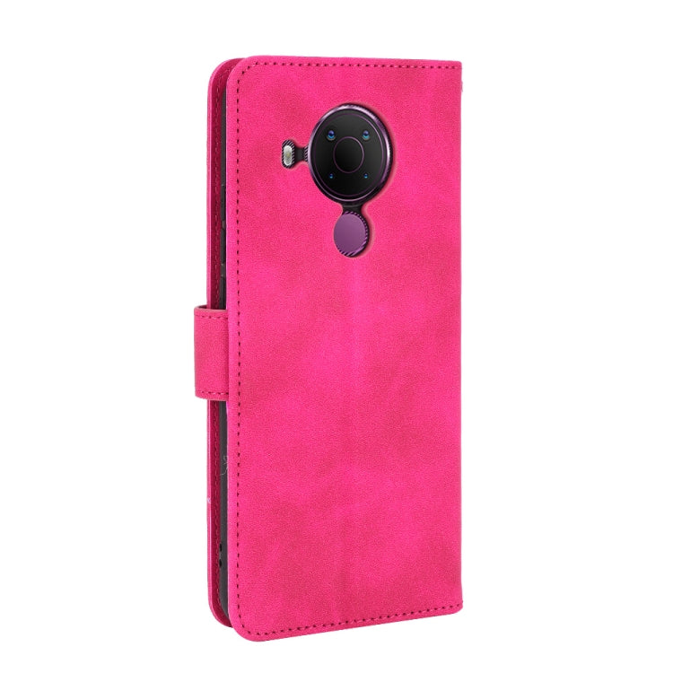 Para Nokia 5.4 Estuche de cuero PU con textura de piel de becerro abatible horizontal con hebilla magnética de color sólido con soporte, ranuras para tarjetas y billetera (rosa roja)