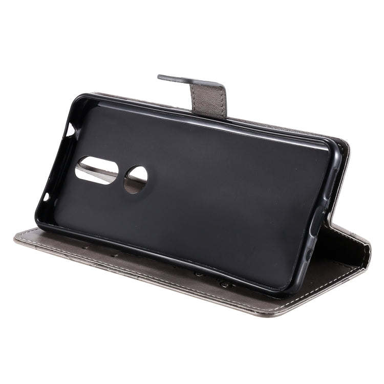 Para Nokia 2.4 3D Mariposas en relieve Patrón Horizontal Flip Funda de cuero con soporte, ranura para tarjeta y billetera (gris)