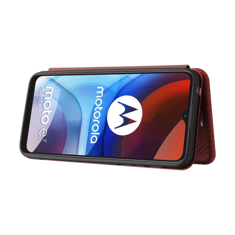 Para Motorola Moto E7 Potencia Fibra de carbono Textura Magnético Horizontal Flip TPU + PC + Funda de cuero PU con ranura para tarjeta (Marrón)