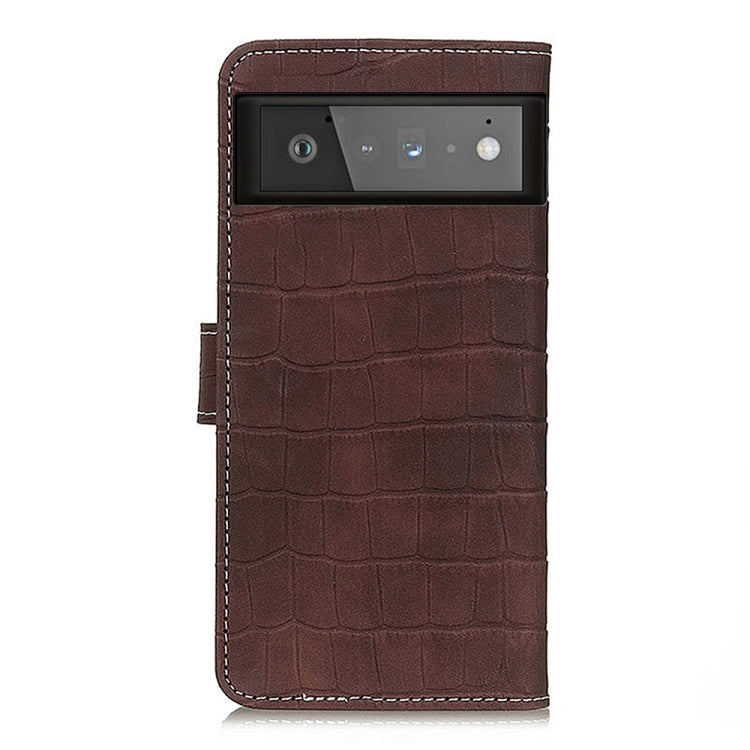 Para Google Pixel 6 Textura de cocodrilo Funda de cuero Horizontal Flip con soporte y ranuras para tarjetas y marco y billetera (marrón)