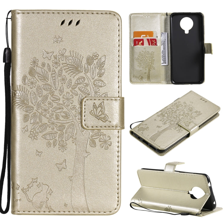 Para Nokia G20 Árbol y gato Patrón de impresión prensado Funda de cuero PU de la PU con soporte y ranuras para tarjetas y cordón (oro)