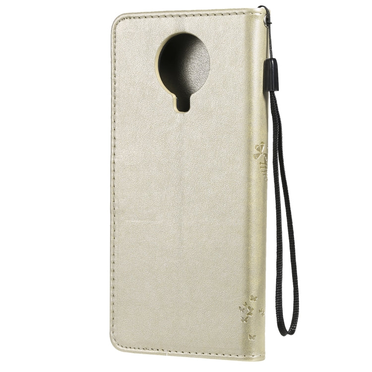 Para Nokia G20 Árbol y gato Patrón de impresión prensado Funda de cuero PU de la PU con soporte y ranuras para tarjetas y cordón (oro)