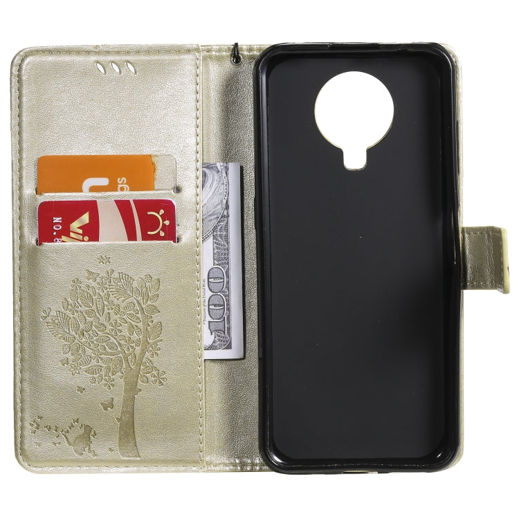 Para Nokia G20 Árbol y gato Patrón de impresión prensado Funda de cuero PU de la PU con soporte y ranuras para tarjetas y cordón (oro)