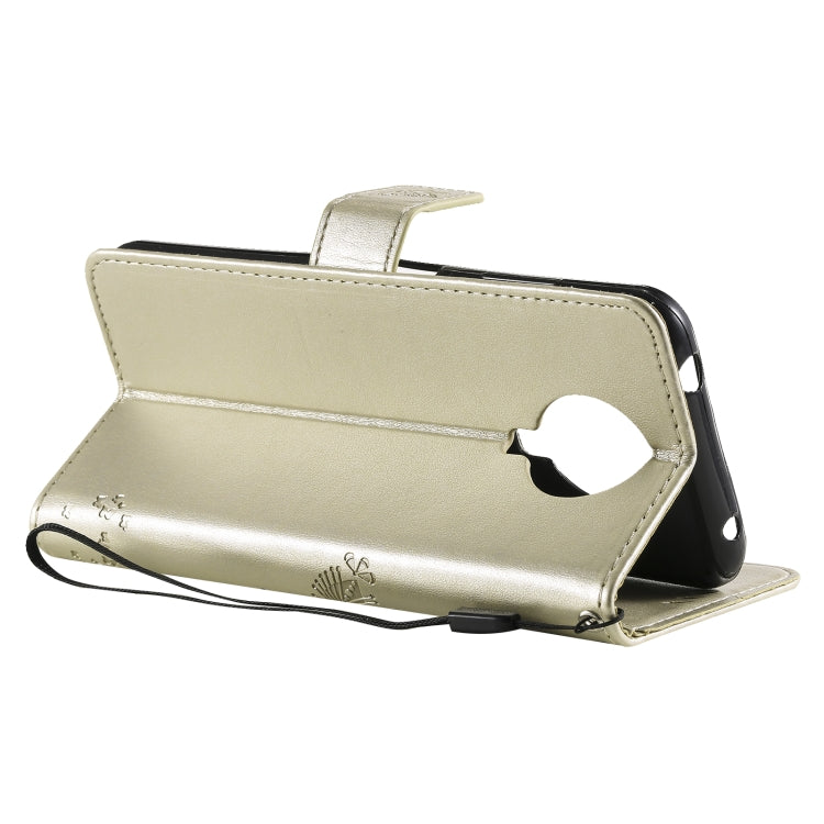 Para Nokia G20 Árbol y gato Patrón de impresión prensado Funda de cuero PU de la PU con soporte y ranuras para tarjetas y cordón (oro)