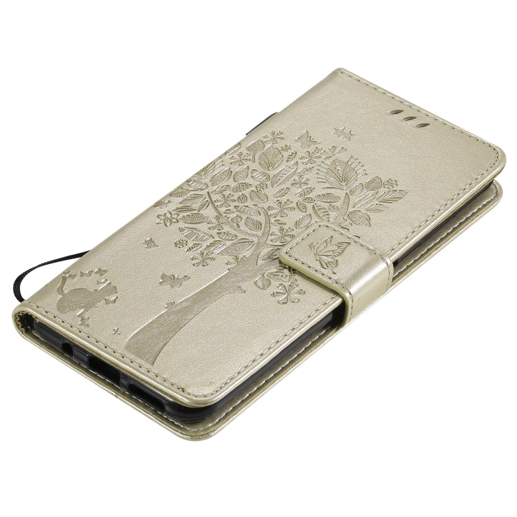 Para Nokia G20 Árbol y gato Patrón de impresión prensado Funda de cuero PU de la PU con soporte y ranuras para tarjetas y cordón (oro)