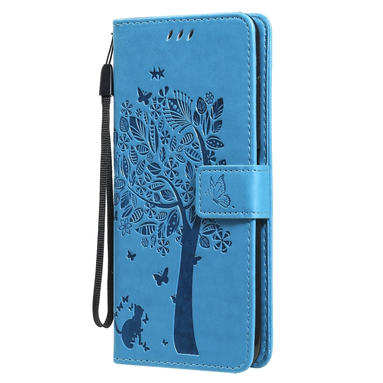 Para Nokia G10 Árbol y gato Patrón de impresión prensado Funda de cuero PU de la PU con soporte y tragamonedas y billetera y cordón (azul)
