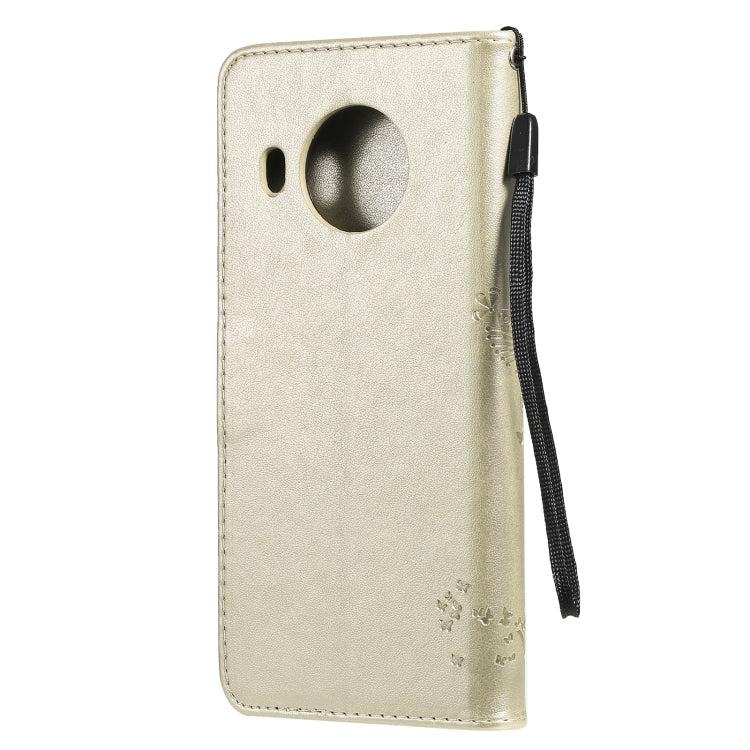 Para Nokia X20 Árbol y gato Patrón de impresión prensado Funda de cuero de PU de la PU con soporte y ranuras para tarjetas y cordón (oro)