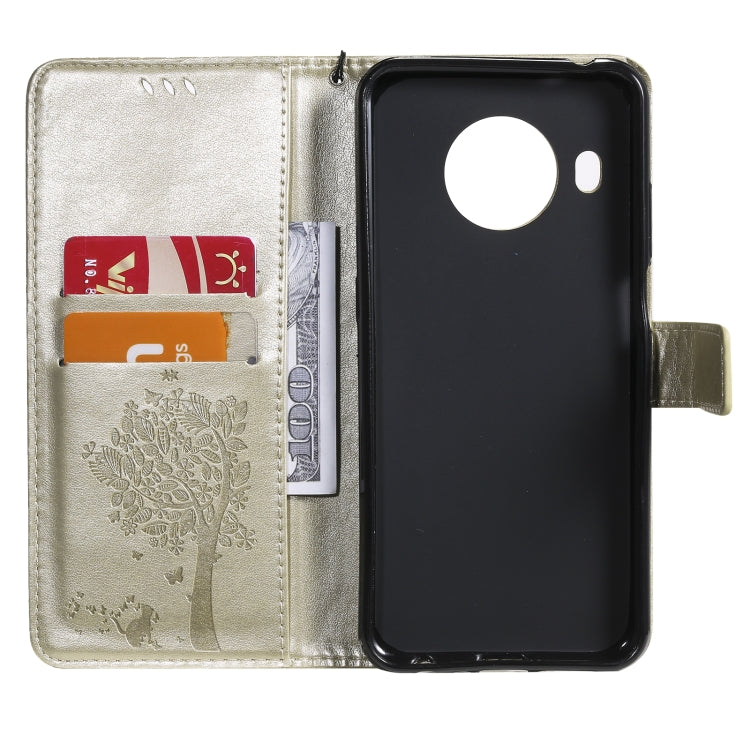 Para Nokia X20 Árbol y gato Patrón de impresión prensado Funda de cuero de PU de la PU con soporte y ranuras para tarjetas y cordón (oro)