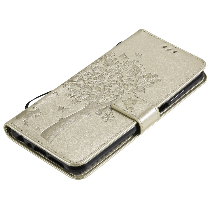 Para Nokia X20 Árbol y gato Patrón de impresión prensado Funda de cuero de PU de la PU con soporte y ranuras para tarjetas y cordón (oro)