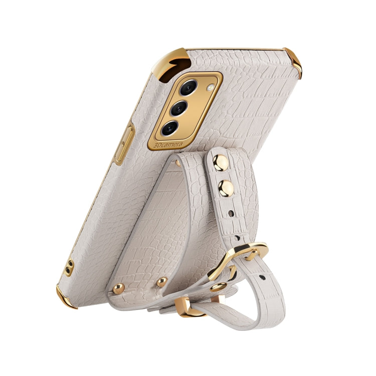 Para Samsung Galaxy S23 5G Estuche de cuero con patrón de cocodrilo de TPU galvanizado con correa para la muñeca (Blanco)