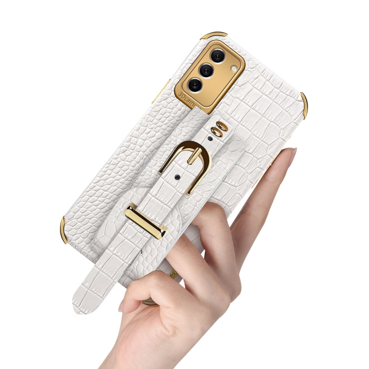 Para Samsung Galaxy S23 5G Estuche de cuero con patrón de cocodrilo de TPU galvanizado con correa para la muñeca (Blanco)
