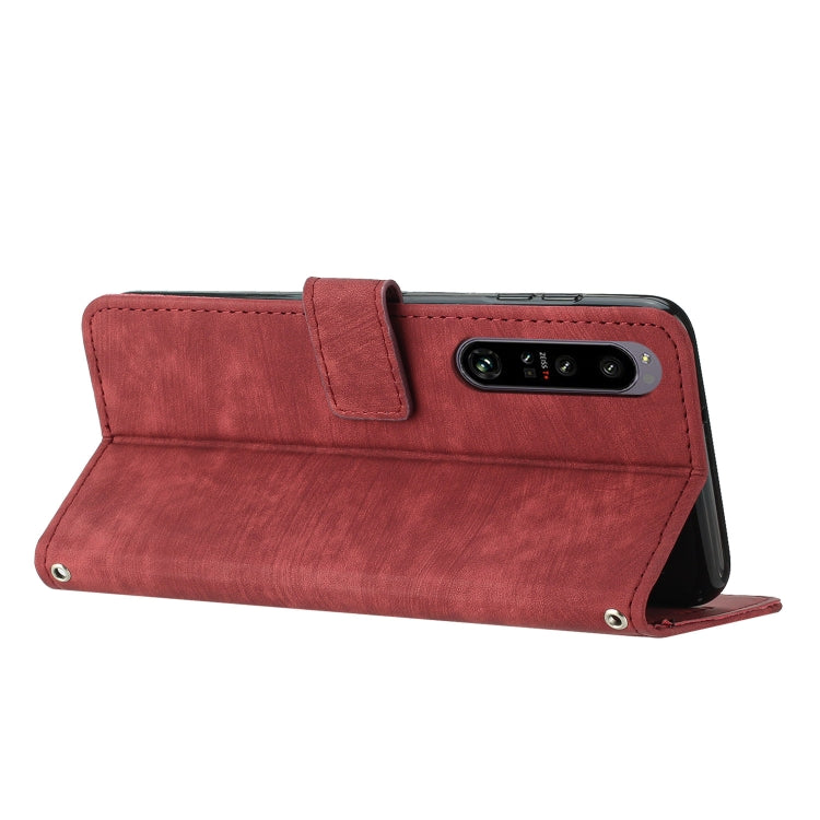 Funda de Cuero para Sony Xperia 1 IV con Cordón y Skin Feel Stripe (Rojo)