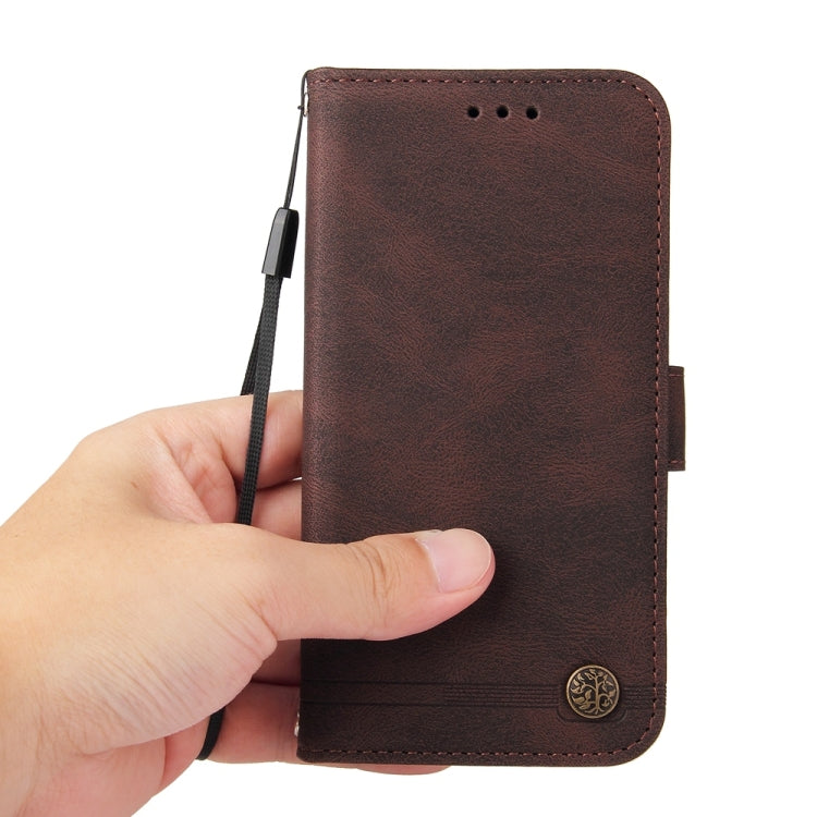 Funda de Cuero para OnePlus 13 con Botones de Metal y Diseño Árbol de la Vida (Marrón)