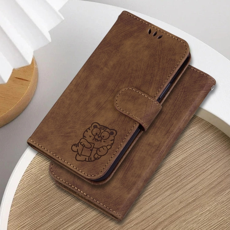 Funda De Cuero Con Relieve De Tigre Para Xiaomi 15 (Marrón)