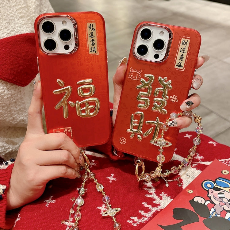 Estuche para Teléfono iPhone 16 Plus Estampado Dorado 3D Imd con Cadena de Cristal (Buena Suerte)