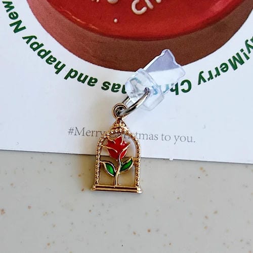 Tapón Antipolvo Serie Navideña 8 Pines (Marco Rosa)