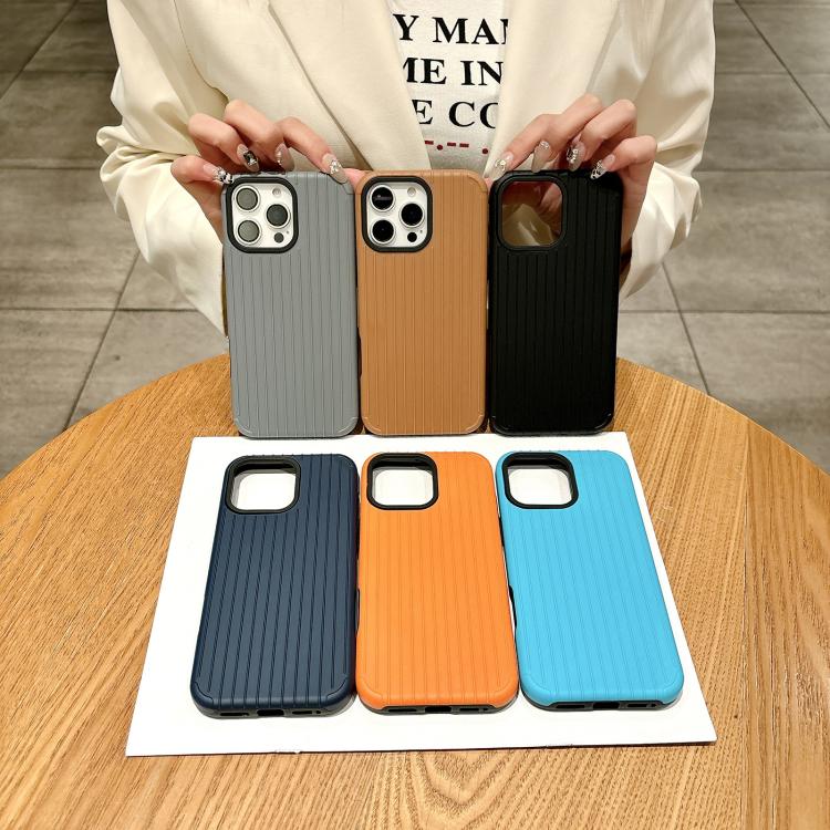 Funda MagSafe de cobertura total para iPhone 15 con diseño inspirado en equipaje (negra)