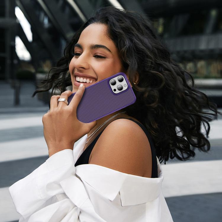 Funda MagSafe con textura de fibra de carbono y tacto suave para iPhone 16 Pro Max (morado)