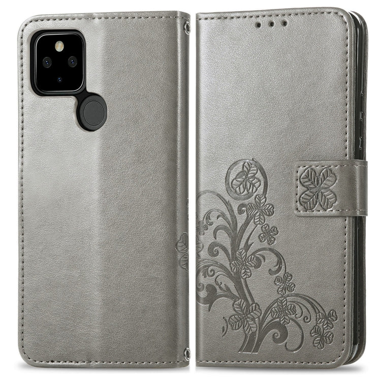Para Google Pixel 5A Cierre de cuatro hojas con hebilla en relieve Protección de teléfono móvil Funda de cuero con cordón y ranura de tarjetas y función de soporte y soporte (gris)