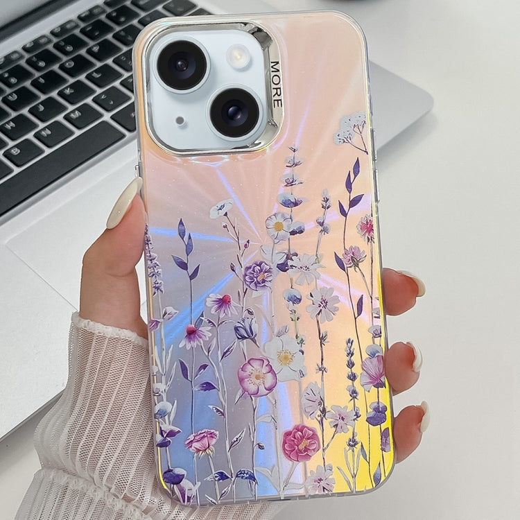 Caja de teléfono TPU para iPhone 15 con textura de flor láser de galvanoplastia (Flor Ah1) - MOVILSTORE
