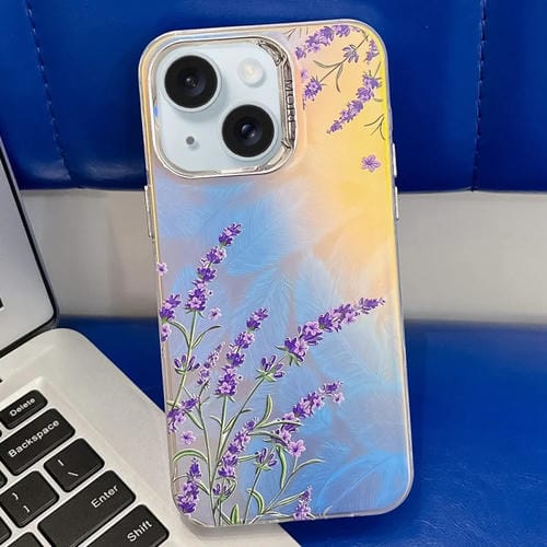 Caja de Teléfono TPU para iPhone 15 con Textura de Flor Láser Galvanoplastia (Lavanda) - MOVILSTORE