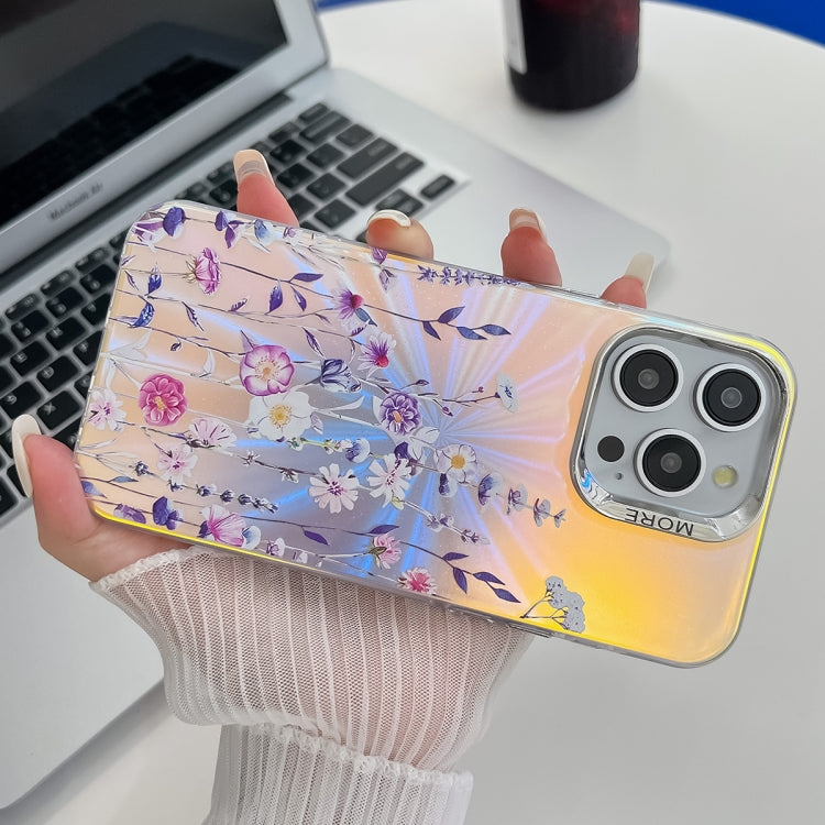 Caja de teléfono TPU para iPhone 15 con textura de flor láser de galvanoplastia (Flor Ah6) - MOVILSTORE