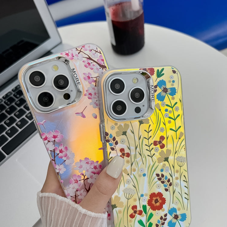 Funda TPU con Textura de Flor Láser Galvanizado para iPhone 15 (Rosa) - MOVILSTORE
