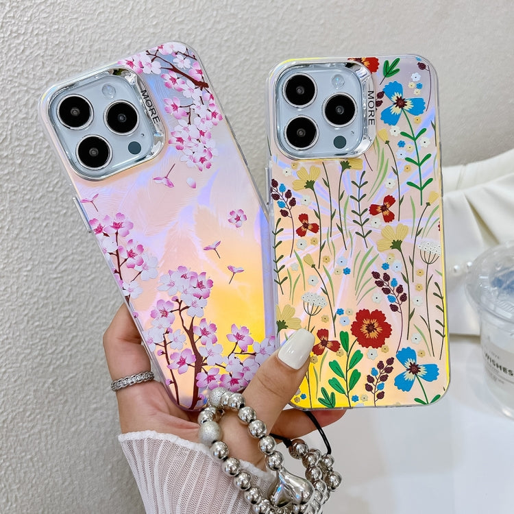 Estuche para Teléfono iPhone 15 Morning Glory Ah16 Flor Láser Galvanizada con Correa para la Muñeca - MOVILSTORE