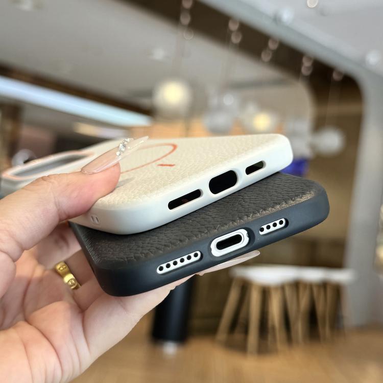 Funda TPU con Diseño Grano de Lichi y Anillo Naranja Magsafe para iPhone 15 Plus (Marrón)