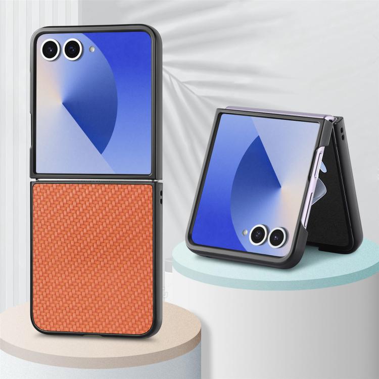 Funda trasera de cuero con textura de fibra de carbono para Samsung Galaxy Z Flip 7 5G (marrón)