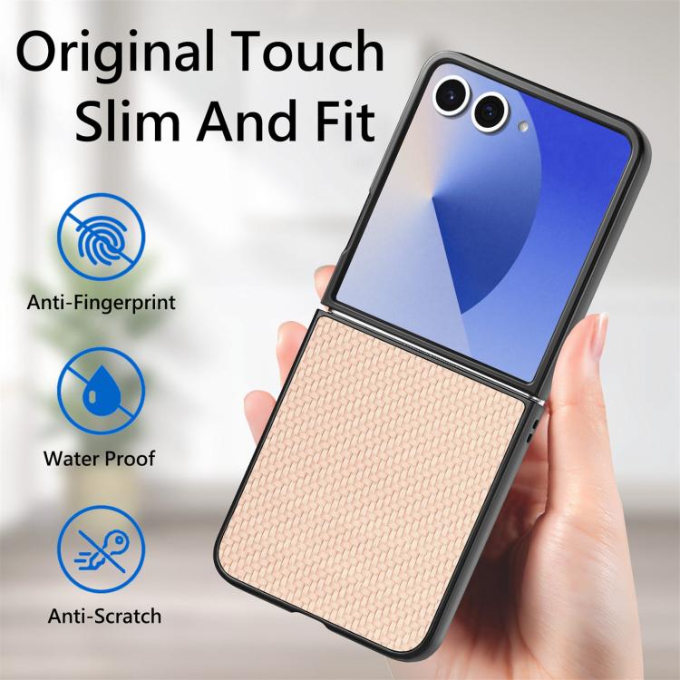 Funda trasera de cuero con textura de fibra de carbono para Samsung Galaxy Z Flip 7 5G (caqui)