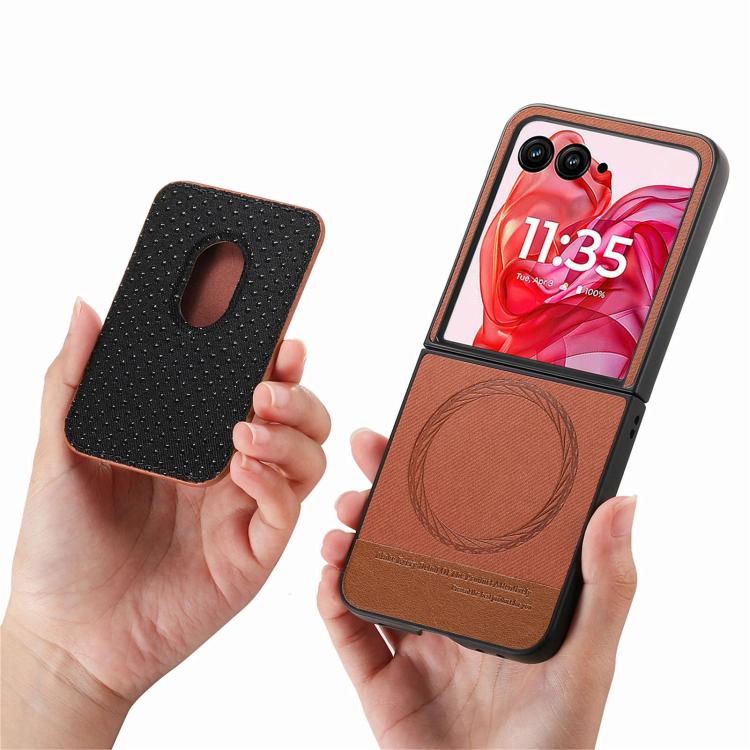 Funda magnética para Motorola Moto Razr 50 Ultra, de tela sarga, con anillo para tarjetas (marrón)