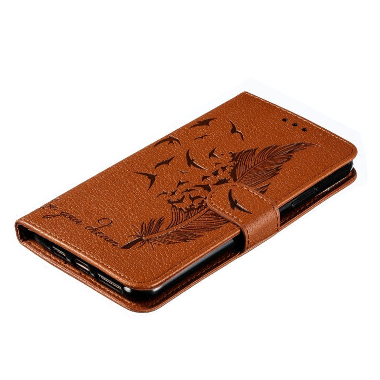 Para iPhone 15 Funda de Teléfono de Cuero con Textura Litchi con Patrón de Plumas (Marrón) - MOVILSTORE