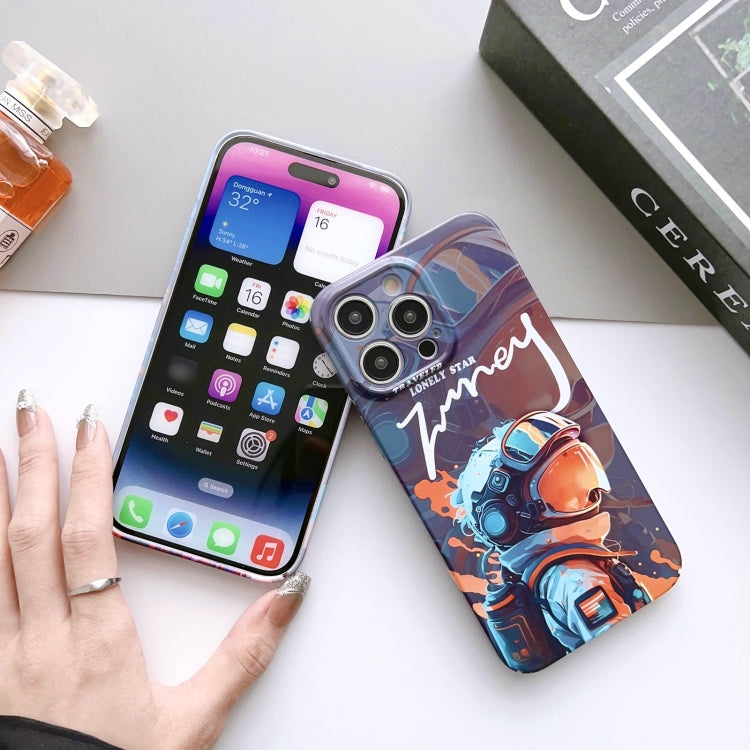 Para iPhone 15 Funda para Teléfono con Orificio Preciso para PC con Patrón Pintado (Astronauta de Pintura Naranja) - MOVILSTORE